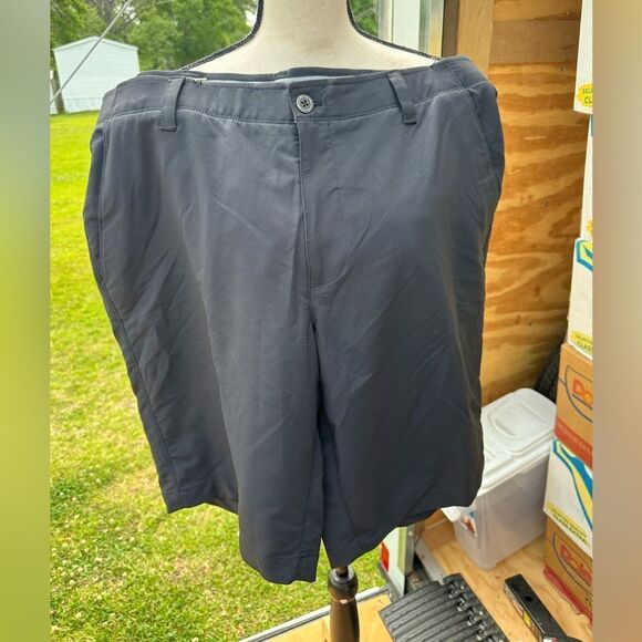 Under Armour Men's Black Shorts - Picture 1 of 4